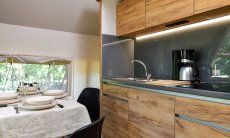 Zelt-Lodge Orri | Moderne Küchenzeile mit allen wichtigen Geräten Moderne Küchenzeile mit allen wichtigen Geräten