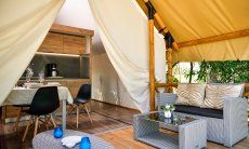 Zelt-Lodge Orri | Terrasse, Esstisch und Küche Zelt-Lodge Orri