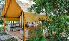 Zelt-Lodge Orri | Hochwertige Holzterrasse mit Loungemöbeln Hochwertige Holzterrasse mit Loungemöbeln