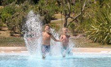 Li Conchi 35 | Zwei Jungs springen in den Pool von Li Conchi Zwei Jungs springen in den Pool von Li Conchi