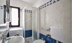 Villa Alessia | Badezimmer 1 mit Dusche und Bidet Badezimmer mit Dusche und Bidet