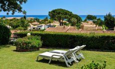 Villa Alessia | Garten mit Meerblick und Sonnenliegen Garten mit Meerblick