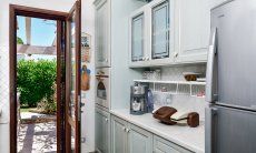 Villa delle Agave | Die Küche ist sehr gut ausgestattet, auch mit allen technischen Geräten Küche mit Terrasentür