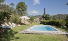 In die Landschaft eingebetteter privater Pool der Villa Fiori 2 in Is Molas