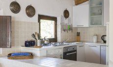 Villa Fiori 2 | Das natürliche Licht vom Fenster macht das Kochen in der gut ausgestatteten Küche zum Spaß Küche mit großem Fenster, Ofen, Waschmaschin, Gasherd Villa Fiori 2, Monte Is Molas