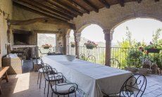 Villa Is Molas Monte | Überdachte Terrasse mit großem Esstisch, BBQ und Blick bis zum Meer Überdachter, großer Esstisch und BBQ-Bereich