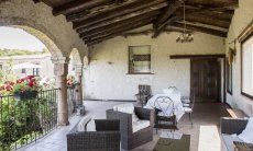 Villa Is Molas Monte | Die überdachte Terrasse ist groß genug für Sofa und Esstisch für 10 Personen 2018 New Picture