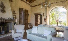 Villa Is Molas Monte | Wohnzimmer im Landhausstil mit riesigen Panoramfenstern zum Garten und zum Tal 2018 New Picture