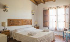 Villa Is Molas Monte | Schlafzimmer 2 mit Doppelbett und großem Fenster Schlafzimmer 4 mit großem Fenster