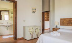 Villa Is Molas Monte | Schlafzimmer 1 mit Doppelbett und Ensuite Bad mit Dusche 2018 New Picture