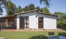 Casa Su Faru 5 | Garten und Haus mit überdachter Terrasse, Schlaf- und Wohnzimmereingang Hausansicht