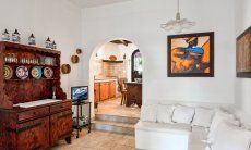 Villa Liliana | Wohnzimmer mit gemauerter Sitzbank und Rundbogen zur Küche Wohnzimmer mit gemauerter Sitzbank und Rundbogen zur Küche