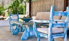 Villa Liliana | Terrasse mit rustikaler Sitzgruppe aus Holz in sardischem Stil Terrasse mit rustikaler Sitzgruppe aus Holz in sardischem Stil