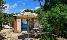 Villetta Pino | Außenbereich mit schattigem Esstisch im Freien und gemütlichen Sonnenliegen New Picture 2018