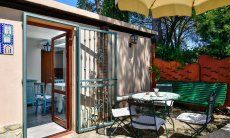 Villetta Pino | Hauseingang und Terras mit Sonnenschirm New Picture 2018