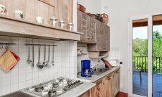 Sardisch eingerichtete Küche mit allen wichtigen Geräten 
