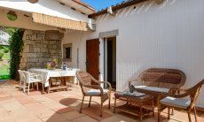 Li Conchi 35 | Die Terrasse mit Sofa und Esstisch wird zum Wohnzimmer im Freien Innenhof