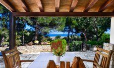 Villa Philippine | Meerblick vom überdachten Essbereich Überdachter Essbereich mit Meerblick