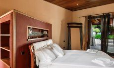 Villa Philippine | Master Bedroom 1 mit Doppelbett und Terrassenzugang Schlafzimmer 1 mit Doppelbett und Terrassenzugang