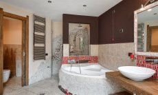 Villa Philippine | Stylisches Badezimmer 1 mit großer Badewanne Stylisches Badezimmer mit großer Badewanne
