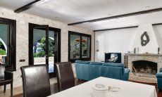 Villa Philippine | Wohnbereich mit Esstisch und Sofaecke Wohnbereich mit Esstisch und Sofaecke