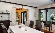 Villa Philippine | Esstisch und Blick in die Küche Esstisch und Blick in die Küche