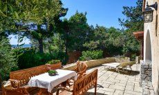 Villa Philippine | Meerblick von der grroßen Terrasse mit Essbereich und Sonnenliegen Große Terrasse mit Essbereich und Sonnenliegen