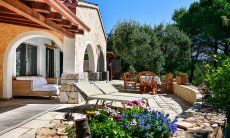 Villa Philippine | Großflächige Terrasse mit bunten Blumen Großflächige Terrasse mit bunten Blumen