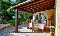 Villa Philippine | Von der Terrasse unverbauter Blick in's Grüne Überdachter Esstisch