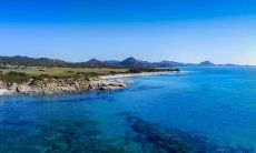Luftansicht vom Strand und Meer von Sant Elmo Richtung Costa Rei