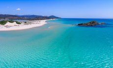 Luftaufnahme vom Strand von Chia mit Insel Su Giudeu