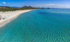 Sandstrand von Cala Sinzias mit seinem glasklaren Meer, nur 2 km von Li Conchi entfernt