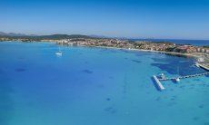 Luftansicht vom karibik blauen Meer vor Golfo Aranci