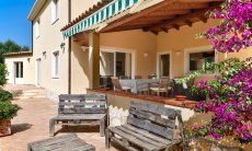 Villa Caroline | Großräumige, überdachte Terrasse mit Essbereich Großräumige, überdachte Terrasse mit Essbereich