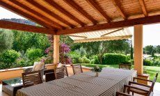 Villa Caroline | Großer, überdachter Esstisch auf der Terrasse Großer, überdachter Esstisch auf der Terrasse