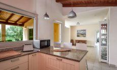 Villa Caroline | Küchenoberfläche aus Granit und Frühstückstresen Küchenoberfläche aus Granit und Frühstückstresen