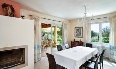 Villa Caroline | Wohnbereich mit Kamin und Terrassenzugang Wohnbereich mit Kamin und Terrassenzugang