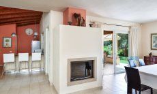 Villa Caroline | Kamin, Terrassenzugang und Blick in Richtung Küche Kamin, Terrassenzugang und Blick in Richtung Küche