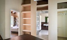Villa Caroline | Flur mit viel Stauraum und Blick in Schlafzimmer 1 und Badezimmer 1 Flur mit viel Stauraum und Blick in Schlafzimmer 1 und Badezimmer 1