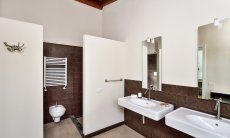 Villa Caroline | Modernes Badezimmer 1 mit ebenerdiger Dusche Modernes Badezimmer 1 mit ebenerdiger Dusche