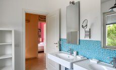 Villa Caroline | Badezimmer 2 mit Blick auf den Flur und Schlafzimmer 2 Badezimmer 2 mit Blick auf den Flur und Schlafzimmer 2