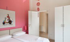 Villa Caroline | Schlafzimmer 2 mit zwei Einzelbetten und Schrank Schlafzimmer 2 mit Doppelbett und Stauraum