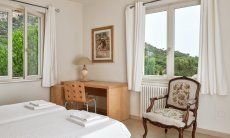 Villa Caroline | Schlafzimmer 2 mit Schreibtisch und Blick in die Natur Schlafzimmer 2 mit Schreibtisch und Blick in die Natur