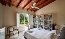 Villa Caroline | Schlafzimmer 1 mit Doppelbett und Blick auf den Garten Schlafzimmer 1 mit Doppelbett und Blick auf den Garten