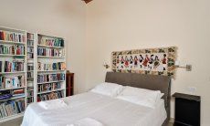 Villa Caroline | Schlafzimmer 1 mit großer Bücherauswahl Schlafzimmer 1 mit großer Bücherauswahl