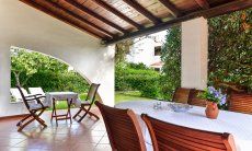 Villa Vela | Große, außrgewöhnlich geschnittene Terrasse mit Esstisch Große, ausergewöhnlich geschnittene Terrasse mit Esstisch
