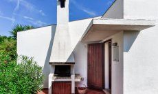 Villa Vela | Eingang zur Villa mit BBQ Eingang zur Villa Vela, BBQ vor dem Eingang