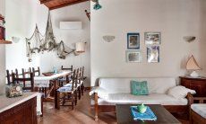 Villa Vela | Wohnbereich mit Esstisch und Sofaecke Wohnbereich mit Esstisch und Sofaecke