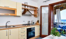 Apartment Castededdu 5 | Küche mit Blick über die Landschaft bis zum Meer Küche mit Blick über die Landschaft bis zum Meer