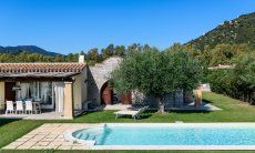 Pool, Terrasse und Tor zum Innenhof von  Villa Campidano 21